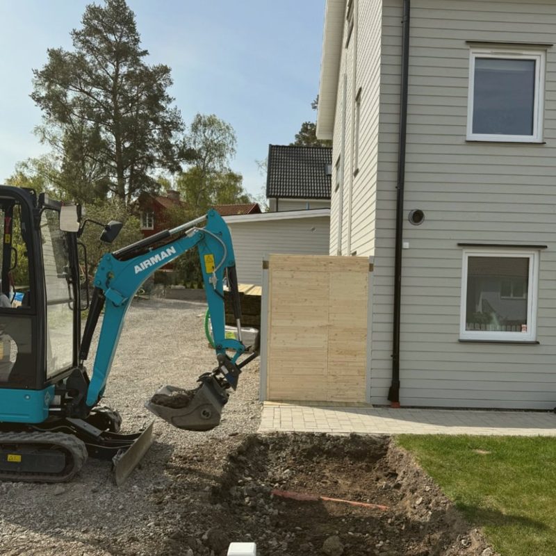 Garageuppfart nästan klar i villaområde. Airman-minin var rä