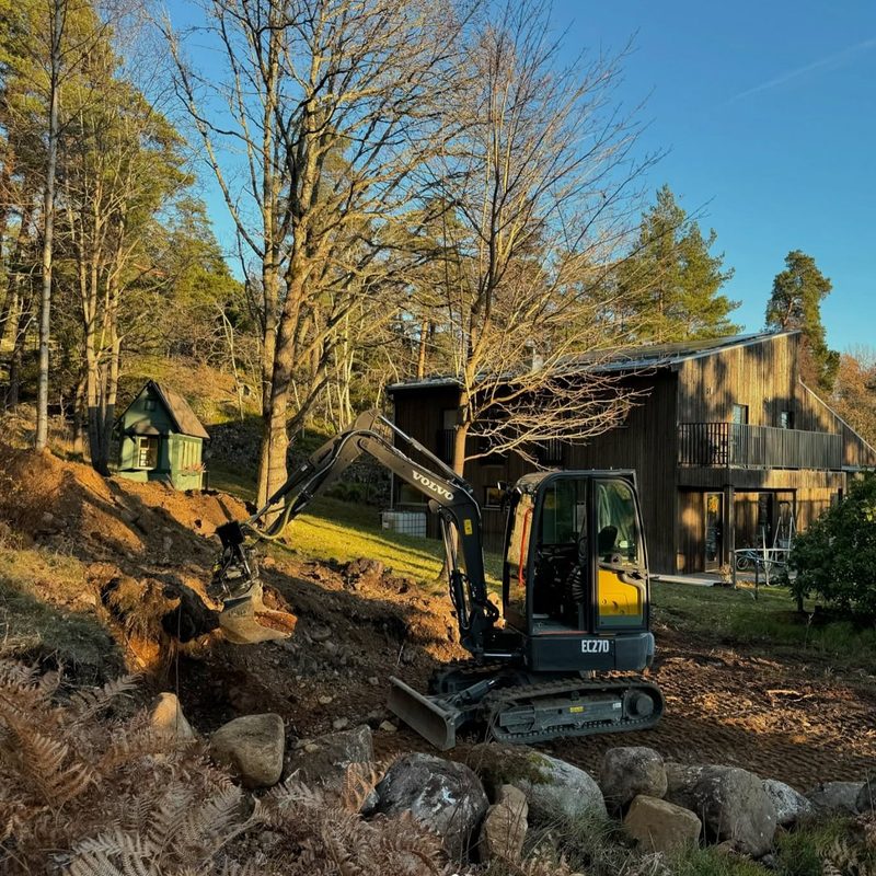 Schakt för modernt trähus i skärgårdsmiljö. Volvo EC270 navi