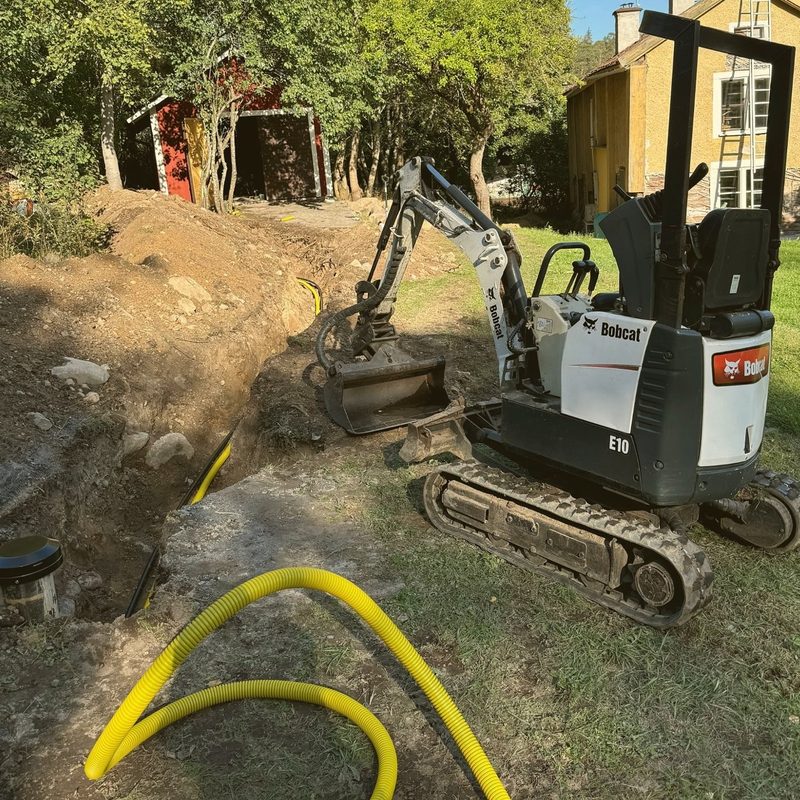 Avloppsanslutning för villan. Precision med Bobcat E10 mella