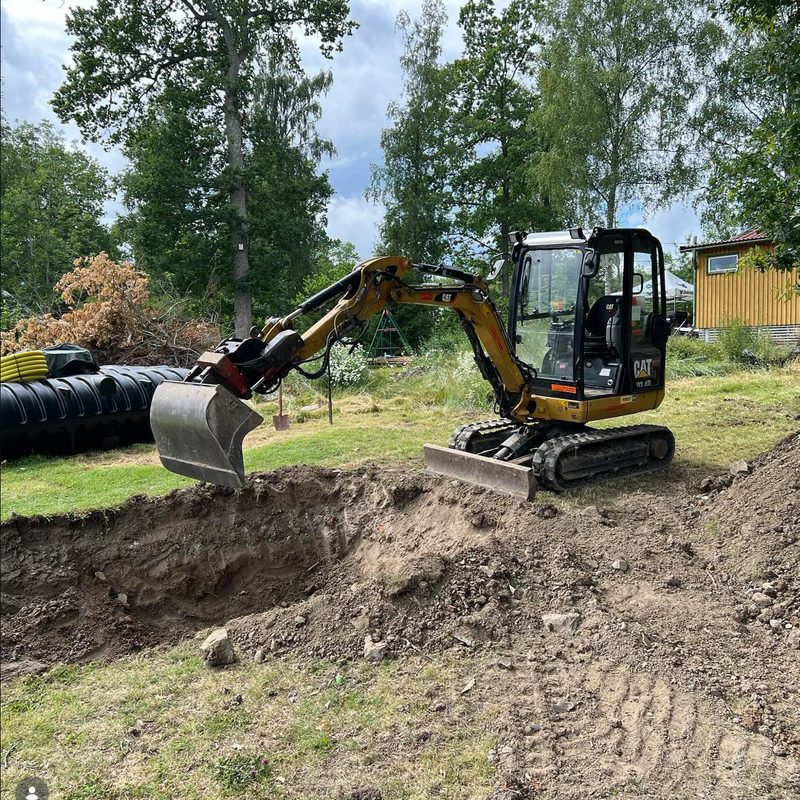 CAT 302.4D framme på villatomten. Klart för att starta dräne