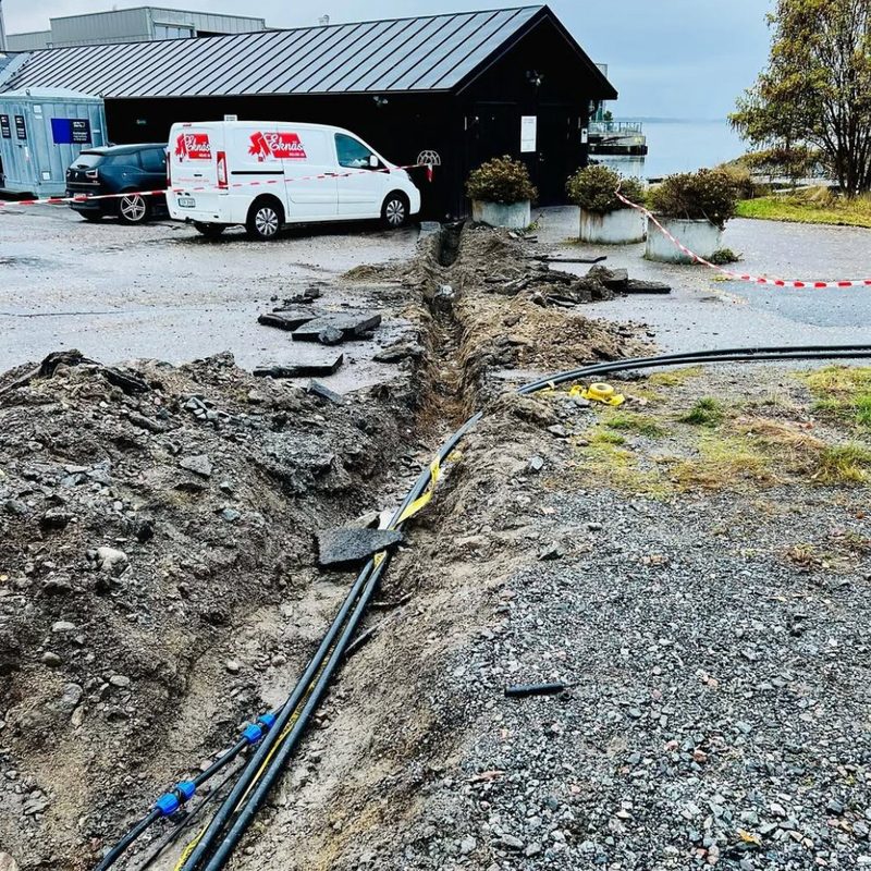 Kabeldragning mellan bryggan och restaurangen. Schakt i käns