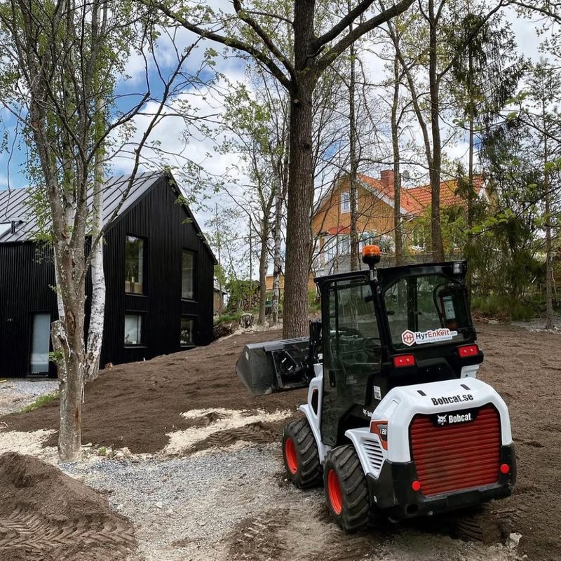 Finplanering klar för svart tvåfamiljsvilla. Bobcat för prec