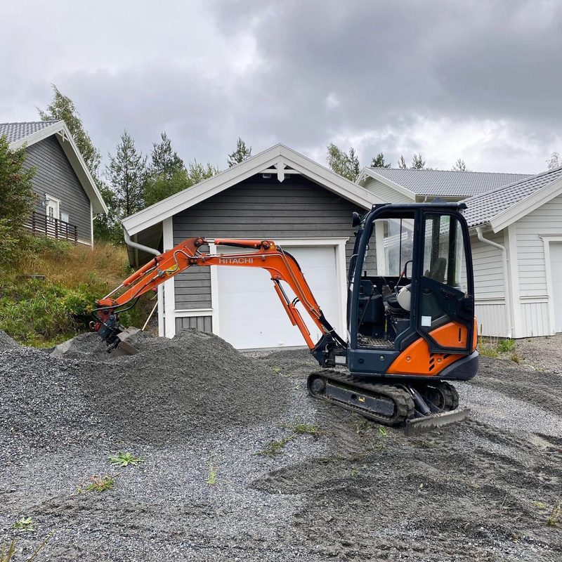 Hitachi i position för nytt garage. Grus packat, första scha